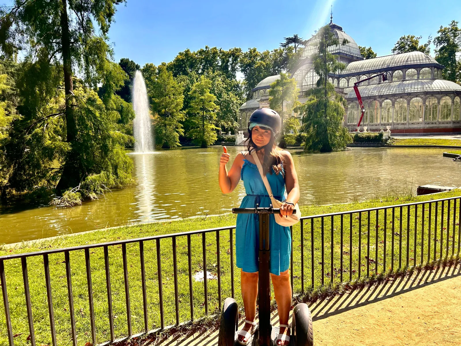 Rider on a Segway beside the fountain on the Retiro lake